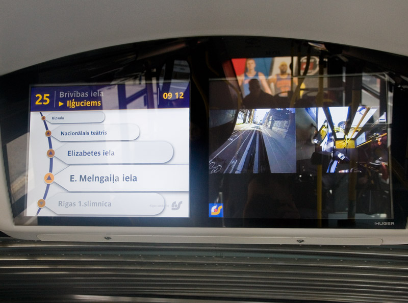 Информационный монитор внутри троллейбуса в Риге. Фото: Александр Мироненко