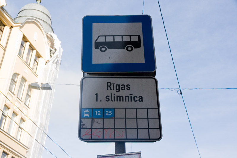 Под каждым знаком остановки в Риге указано, какой транспорт проезжает через эту остановку. Фото: Александр Мироненко