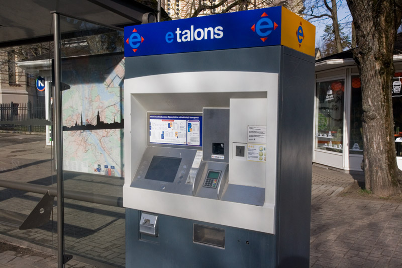 Автомат для покупки э-талонов или пополнения электронных билетов на общественный транспорт в Риге. Фото: Александр Мироненко