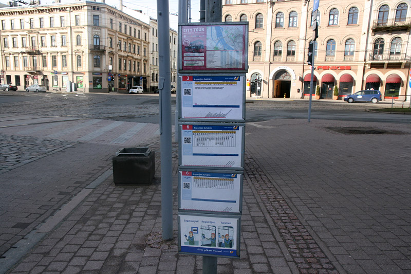 Таблички с поминутным расписанием на остановке трамвая в Риге. Фото: Александр Мироненко