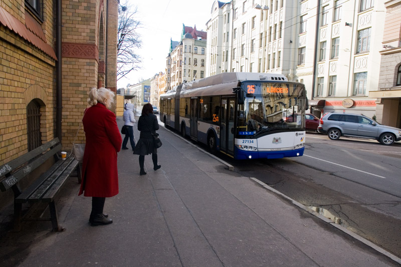 Троллейбус подъехал вплотную к остановке в Риге. Фото: Александр Мироненко