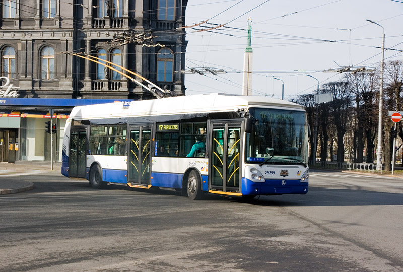 Низкопольный троллейбус Skoda Irisbus в Риге. Фото: Александр Мироненко