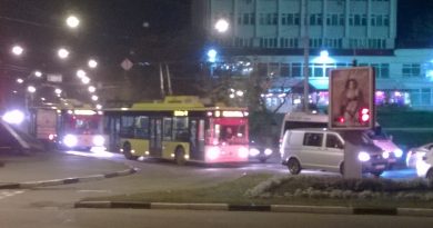 Троллейбусы на вечерней ул. Харьковской