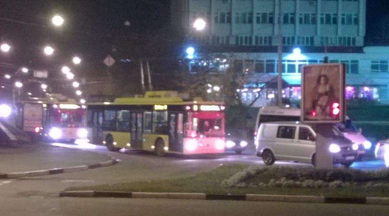 Троллейбусы на вечерней ул. Харьковской