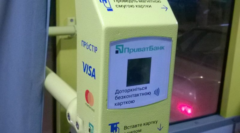 Терминал Приватбанка для оплаты картой за проезд в троллейбусе. Фото: Андрей Шаванов