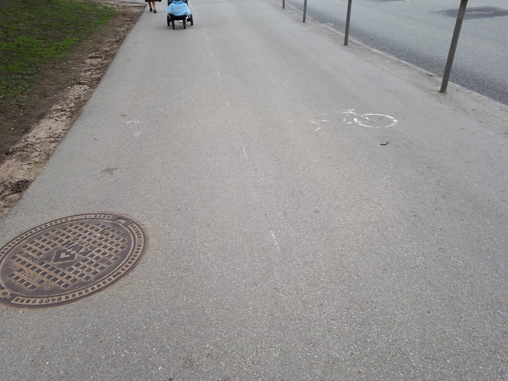 А тут велодорожку просто начертили на тротуаре. Уже почти стерлась она...
